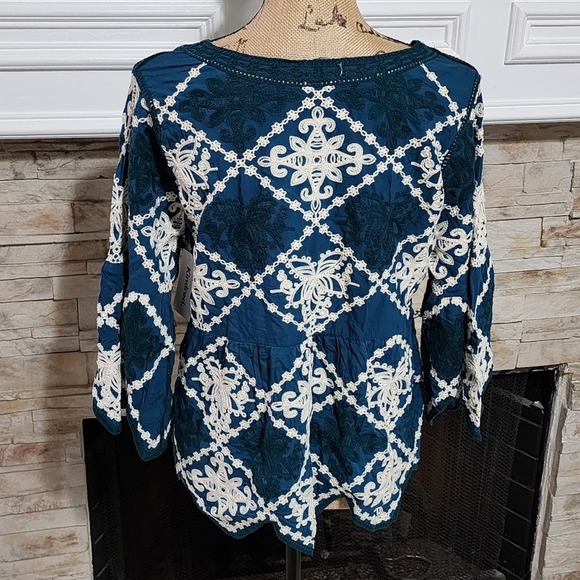 Anthropologie x Kindred‎ teal and white heavily embroidered triangle trim shirt - Picture 4 of 8